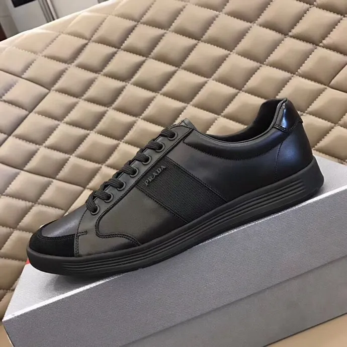 P400 Yuan Size: 38-45 Prada 2021 spring and summer men’s genuine leather sports shoes, the highest version on the market, any comparison is welcome🆚! The original leather has excellent texture and is super high-end! Fetal sheep lining imported from Italy, removable pad! Luxurious materials and fine workmanship, highly recommended!